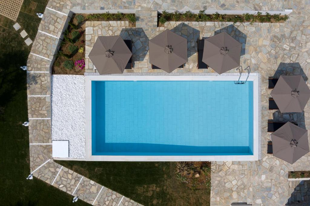 Výhled na bazén z ubytování Lichnos Luxury Suites nebo okolí