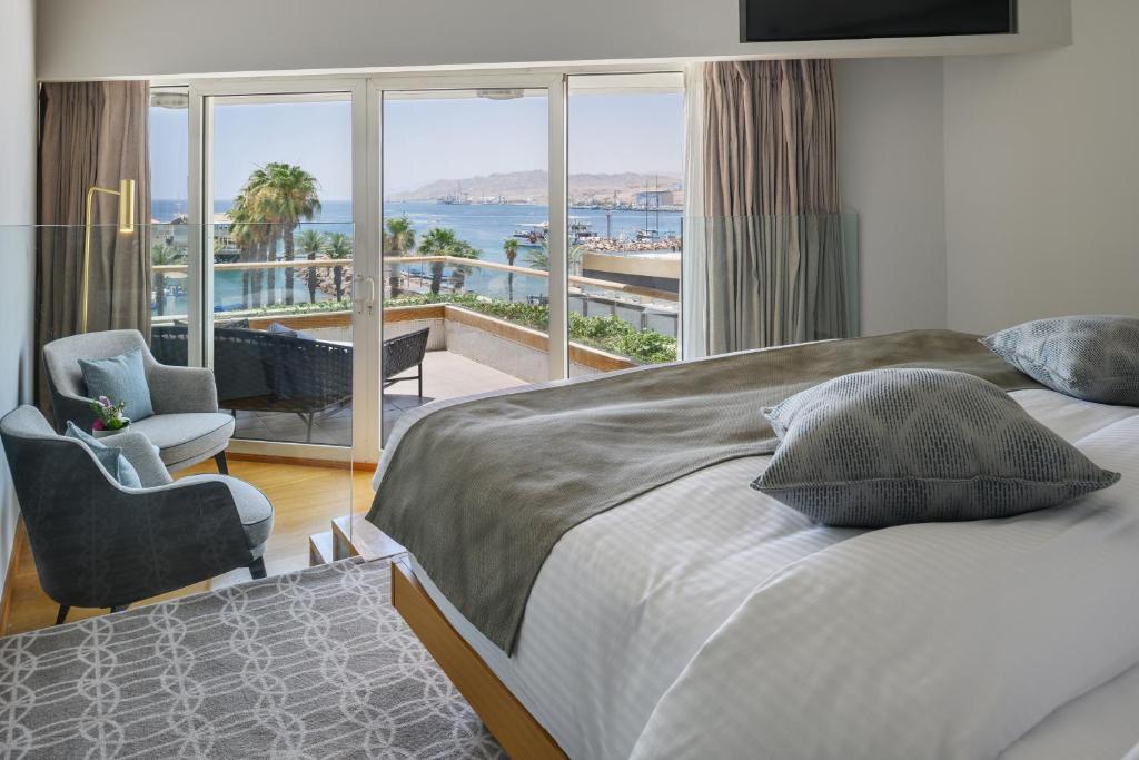 Postel nebo postele na pokoji v ubytování Royal Beach Eilat by Isrotel Exclusive