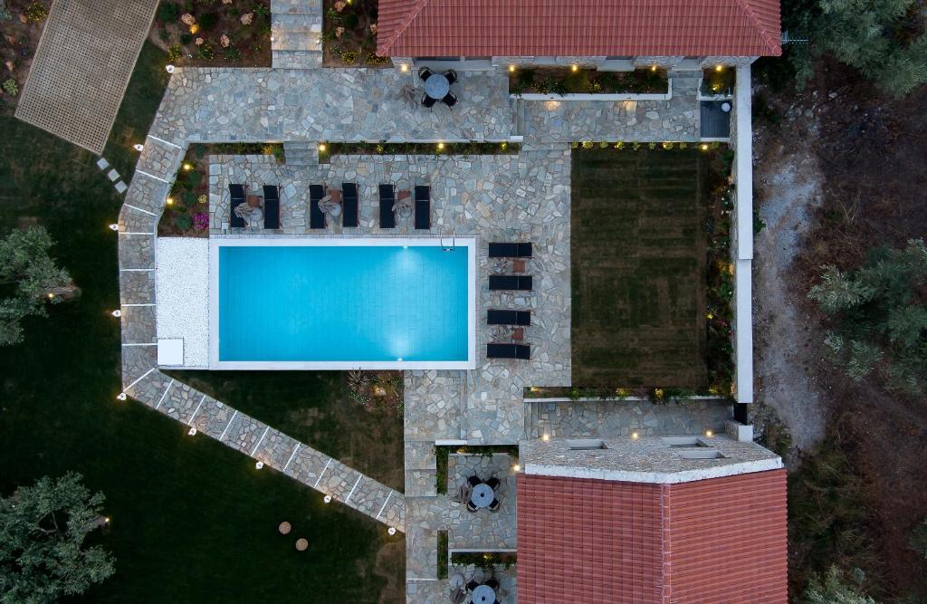 Bazén v ubytování Lichnos Luxury Suites nebo v jeho okolí