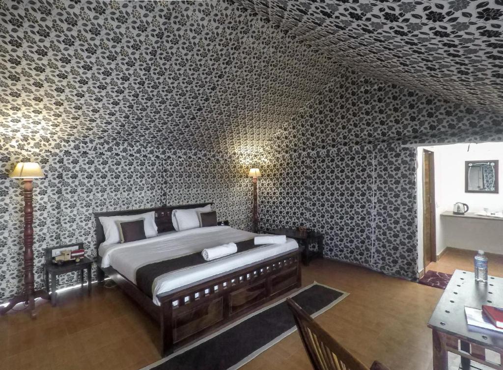 Postel nebo postele na pokoji v ubytování Star Desert Camp Jaisalmer