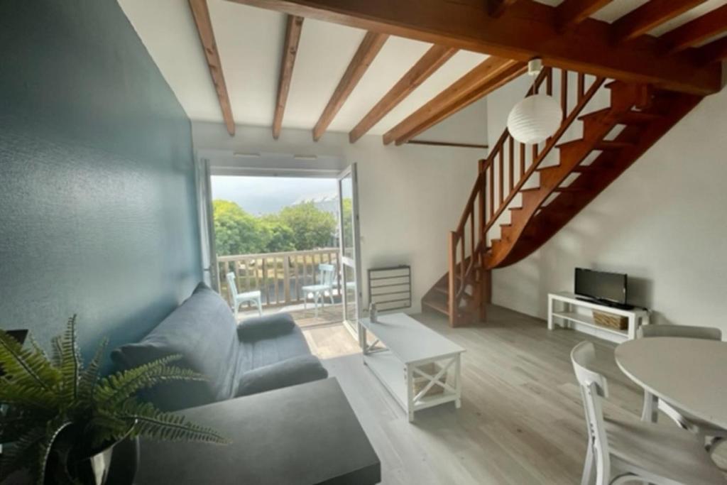 un salon avec un canapé et une table dans l'établissement CHARMANT Duplex 36 m avec Balcon proche de la MER, à La Rochelle