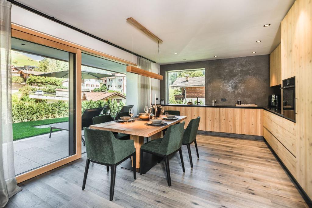 TV a/nebo společenská místnost v ubytování Amie Chalet