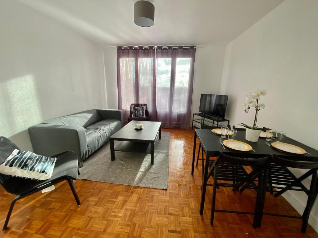 un salon avec un canapé et une table dans l'établissement Appt T4 proche du centre - ville de Rouen - 045, à Rouen