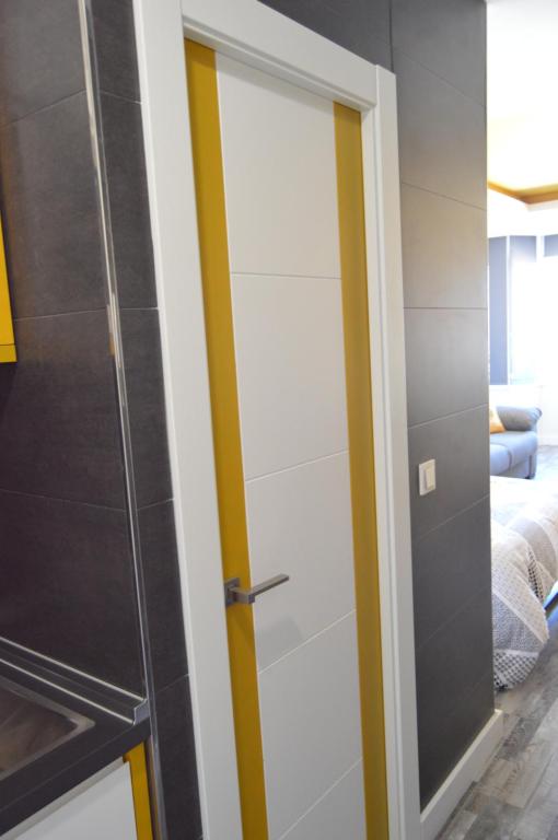 A bed or beds in a room at DIAMOND TORREMOLINOS TROPICAL