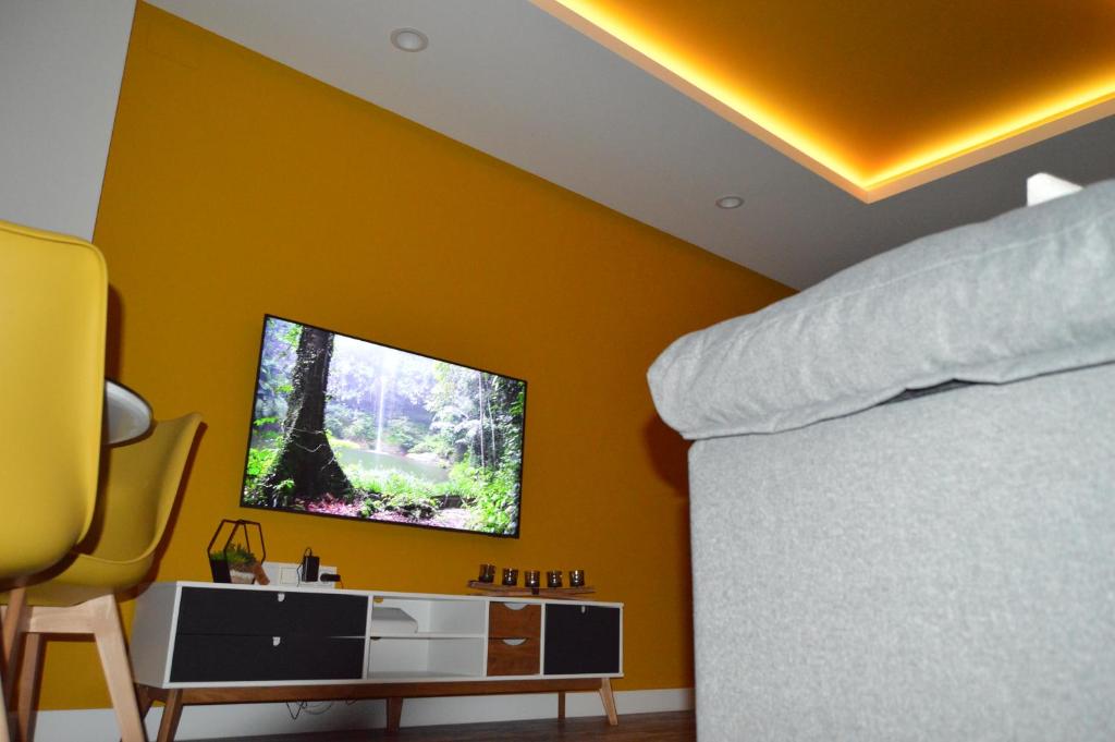 A television and/or entertainment centre at DIAMOND TORREMOLINOS TROPICAL