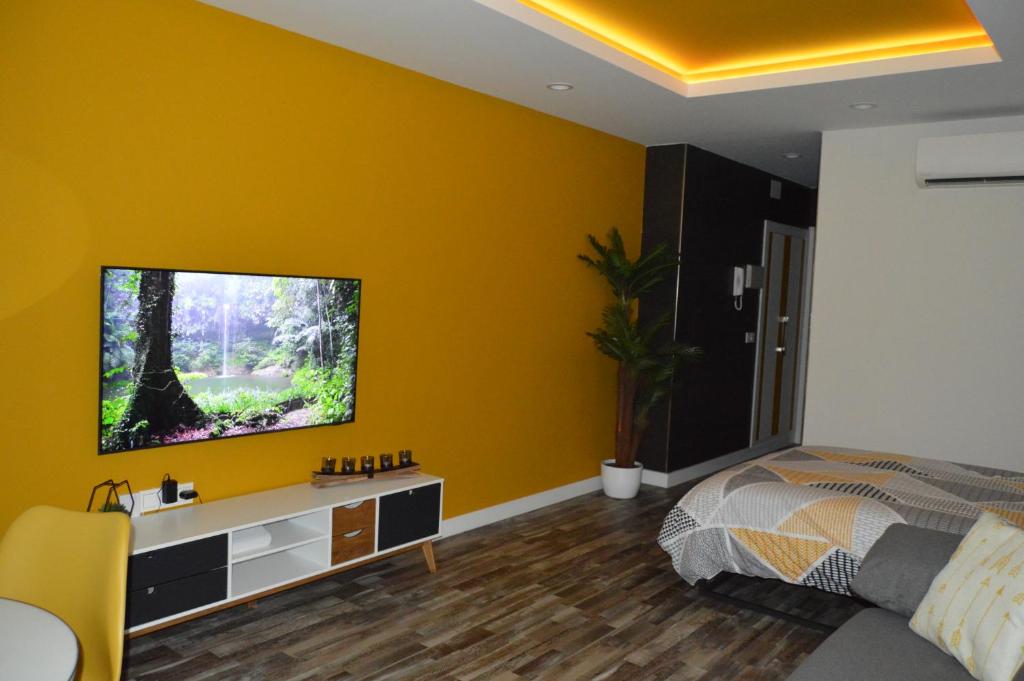 A television and/or entertainment centre at DIAMOND TORREMOLINOS TROPICAL