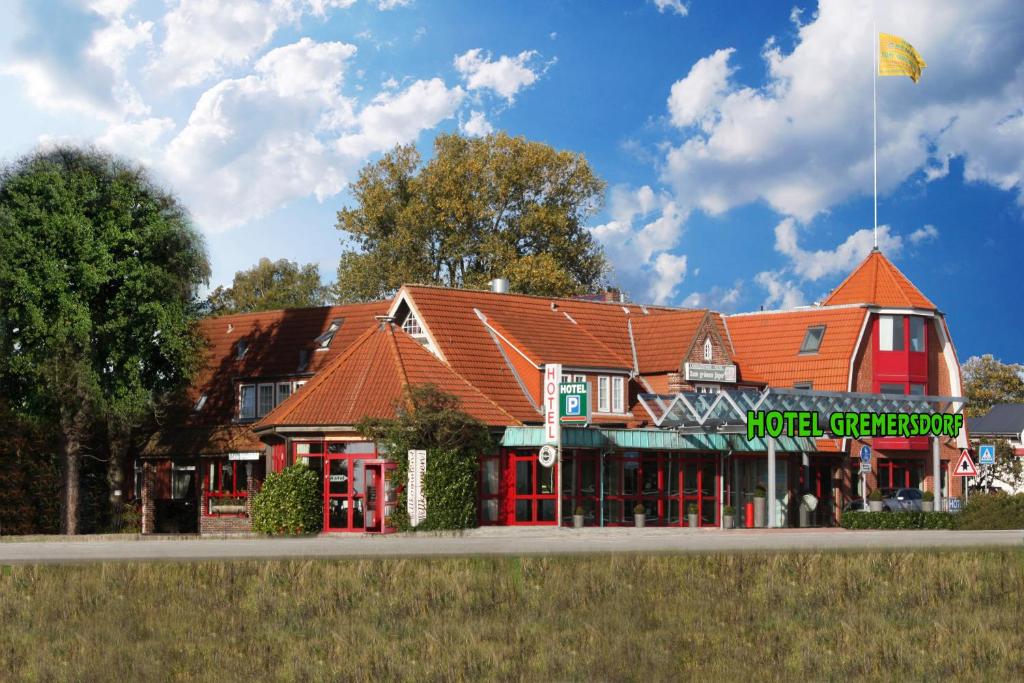 a large building with a red at Hotel Gremersdorf - Zum Grünen Jäger in Gremersdorf