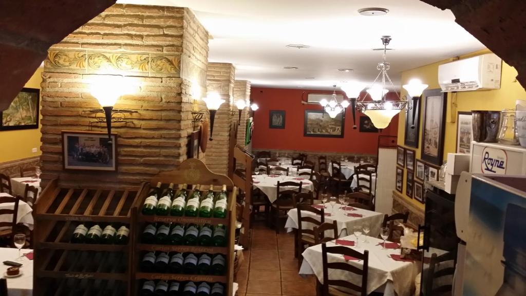 Reštaurácia alebo iné gastronomické zariadenie v ubytovaní Hotel Mesón El Número Uno
