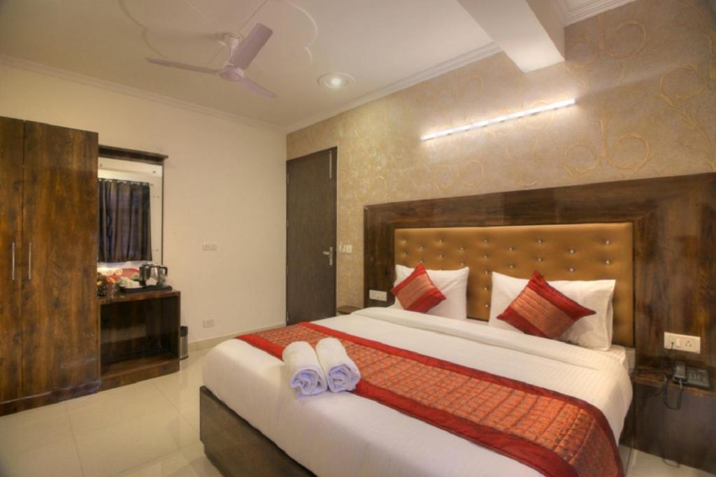 Postel nebo postele na pokoji v ubytování Hotel ARK OF Avalon, Mahipalpur, Delhi Airport