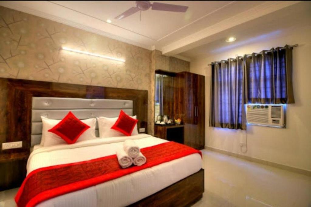 Postel nebo postele na pokoji v ubytování Hotel ARK OF Avalon, Mahipalpur, Delhi Airport