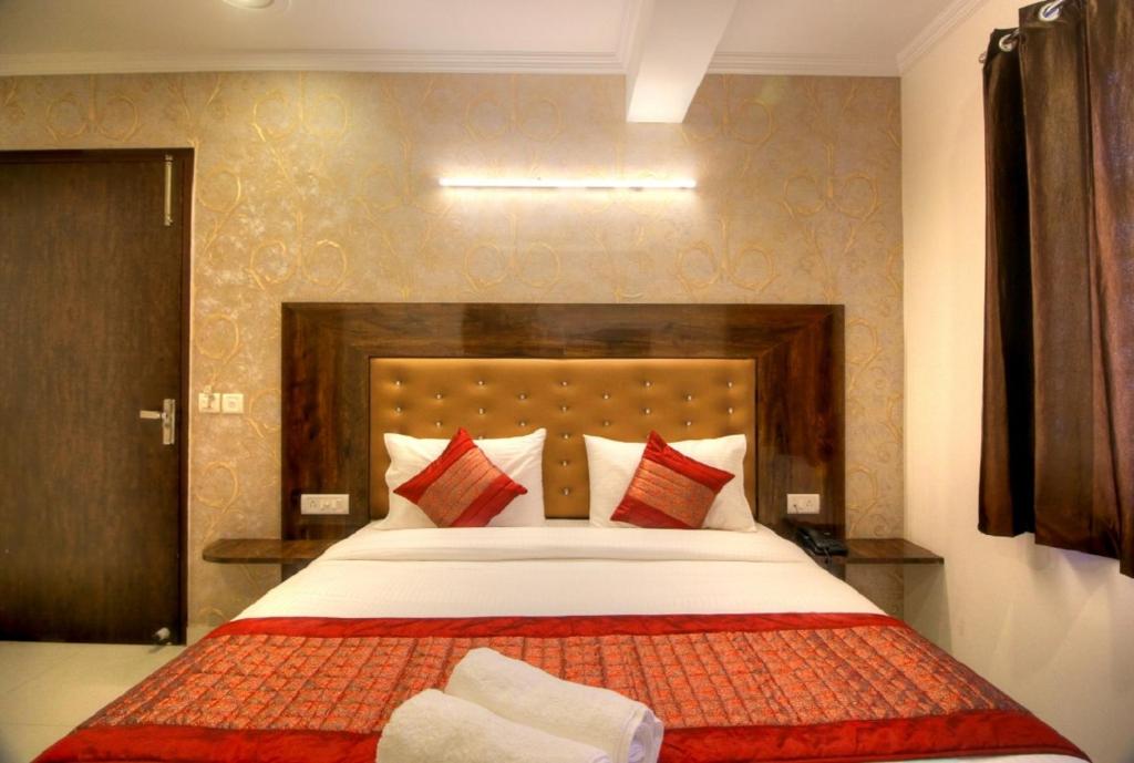 Postel nebo postele na pokoji v ubytování Hotel ARK OF Avalon, Mahipalpur, Delhi Airport