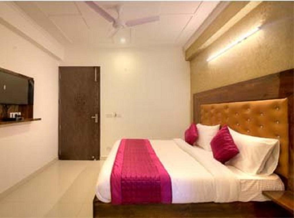 Postel nebo postele na pokoji v ubytování Hotel ARK OF Avalon, Mahipalpur, Delhi Airport