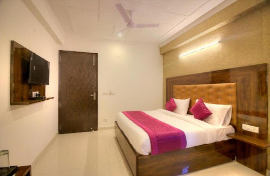 Postel nebo postele na pokoji v ubytování Hotel ARK OF Avalon, Mahipalpur, Delhi Airport