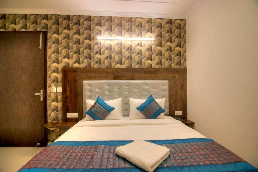 Postel nebo postele na pokoji v ubytování Hotel ARK OF Avalon, Mahipalpur, Delhi Airport