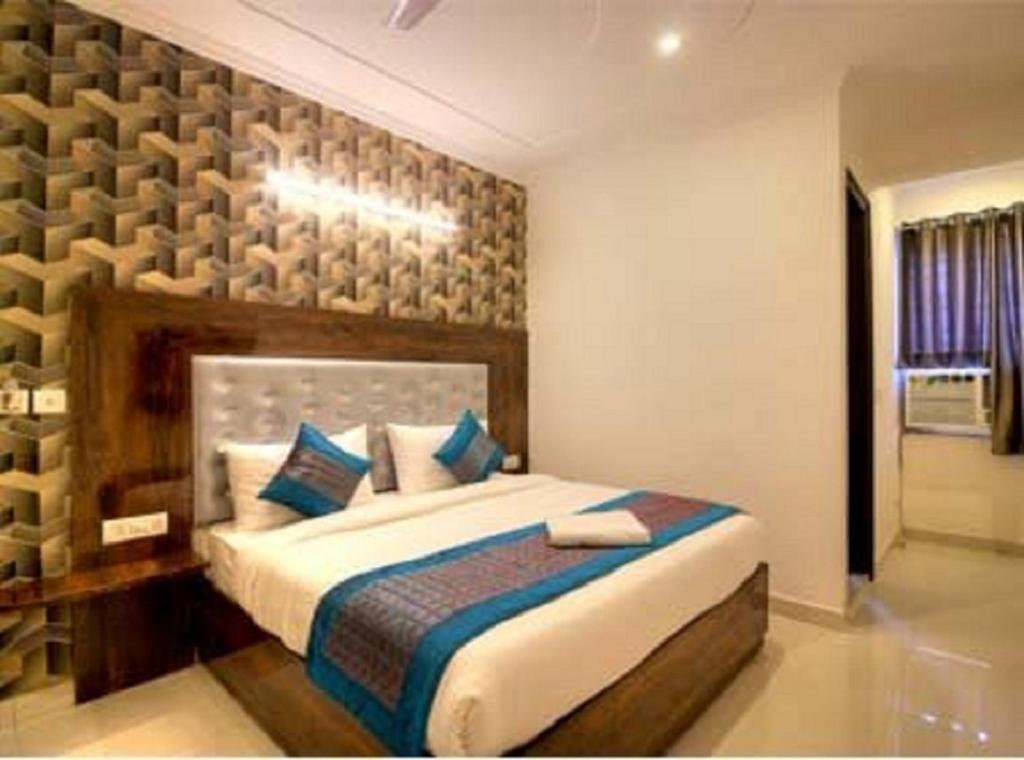 Postel nebo postele na pokoji v ubytování Hotel ARK OF Avalon, Mahipalpur, Delhi Airport