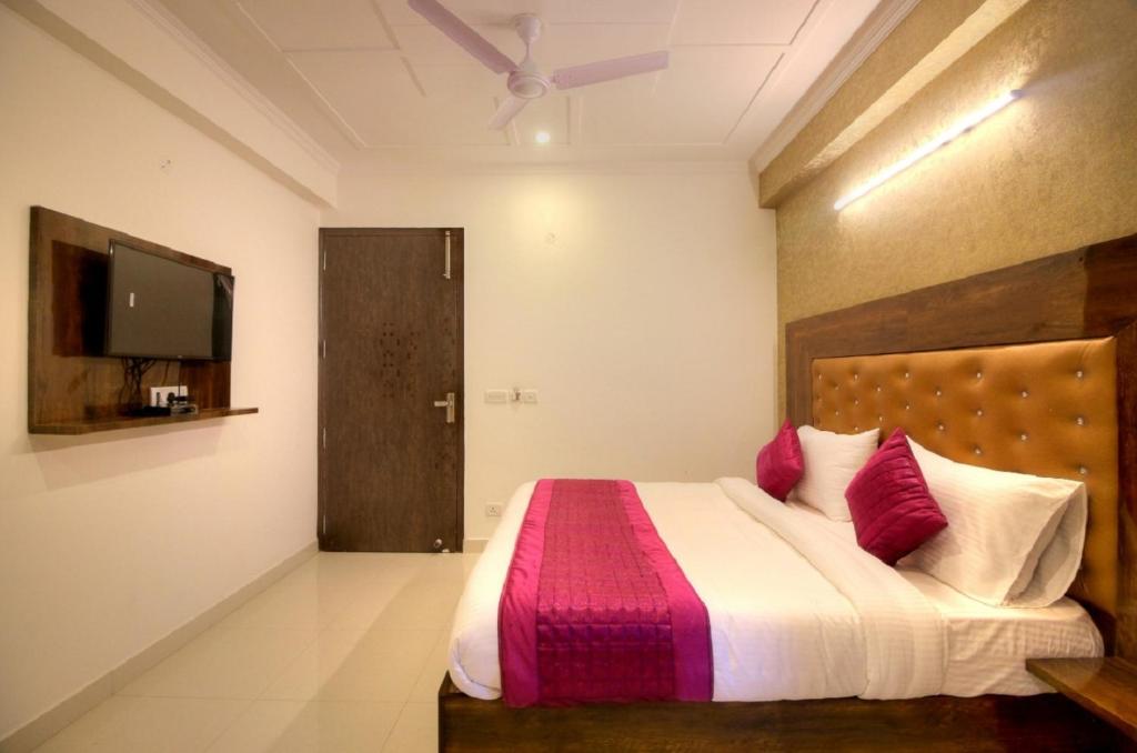 Postel nebo postele na pokoji v ubytování Hotel ARK OF Avalon, Mahipalpur, Delhi Airport