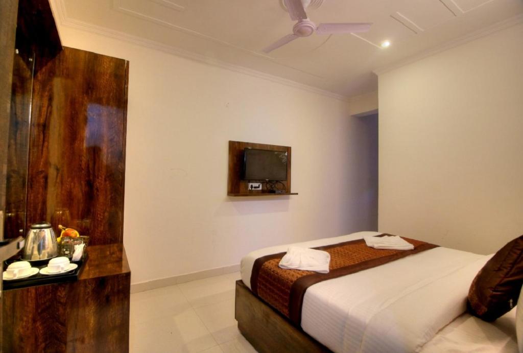 Postel nebo postele na pokoji v ubytování Hotel ARK OF Avalon, Mahipalpur, Delhi Airport