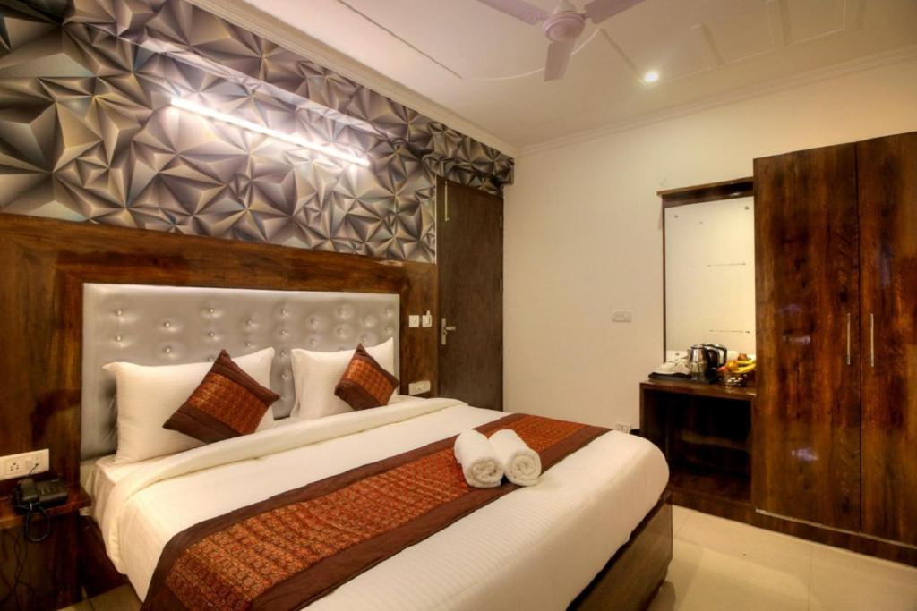 Postel nebo postele na pokoji v ubytování Hotel ARK OF Avalon, Mahipalpur, Delhi Airport