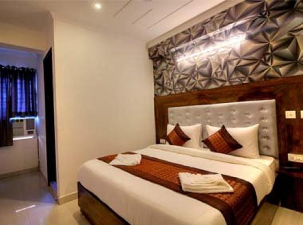Postel nebo postele na pokoji v ubytování Hotel ARK OF Avalon, Mahipalpur, Delhi Airport