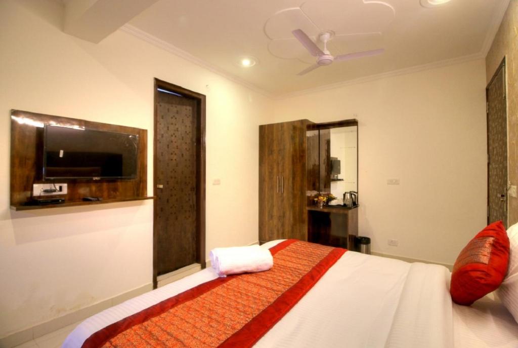 Postel nebo postele na pokoji v ubytování Hotel ARK OF Avalon, Mahipalpur, Delhi Airport