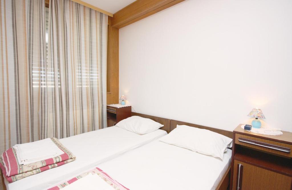 Posteľ alebo postele v izbe v ubytovaní Apartments with a parking space Murter - 5122
