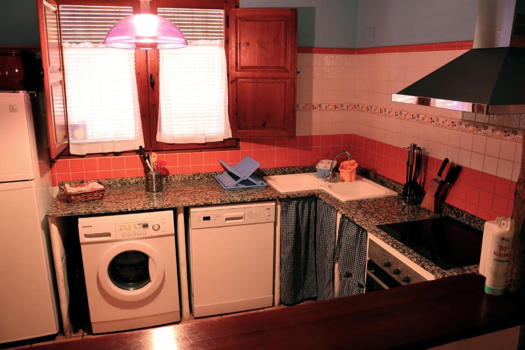 A kitchen or kitchenette at Casas Rurales Tío Segundo
