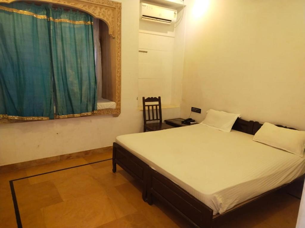 Postel nebo postele na pokoji v ubytování Hotel Janat Heritage