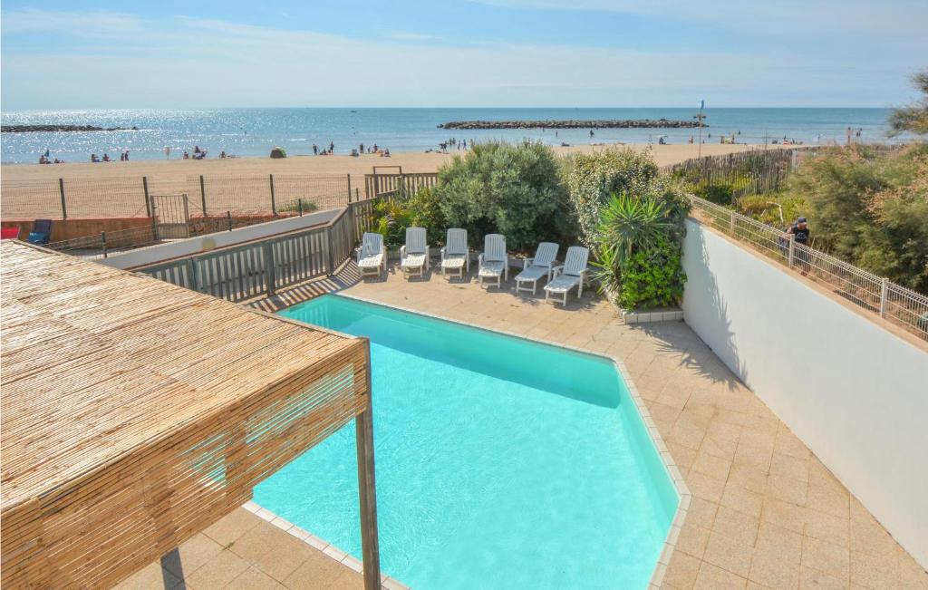Bazén v ubytovaní 5 Bedroom Stunning Home In Valras-Plage alebo v jeho blízkosti