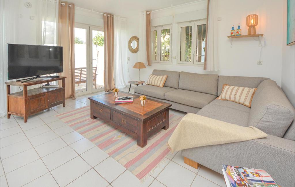 Televízia a/alebo spoločenská miestnosť v ubytovaní 5 Bedroom Stunning Home In Valras-Plage