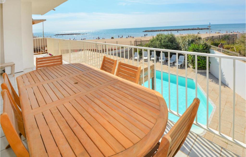 Balkón alebo terasa v ubytovaní 5 Bedroom Stunning Home In Valras-Plage