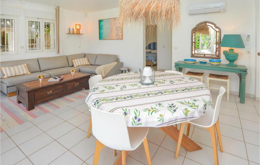 Posedenie v ubytovaní 5 Bedroom Stunning Home In Valras-Plage