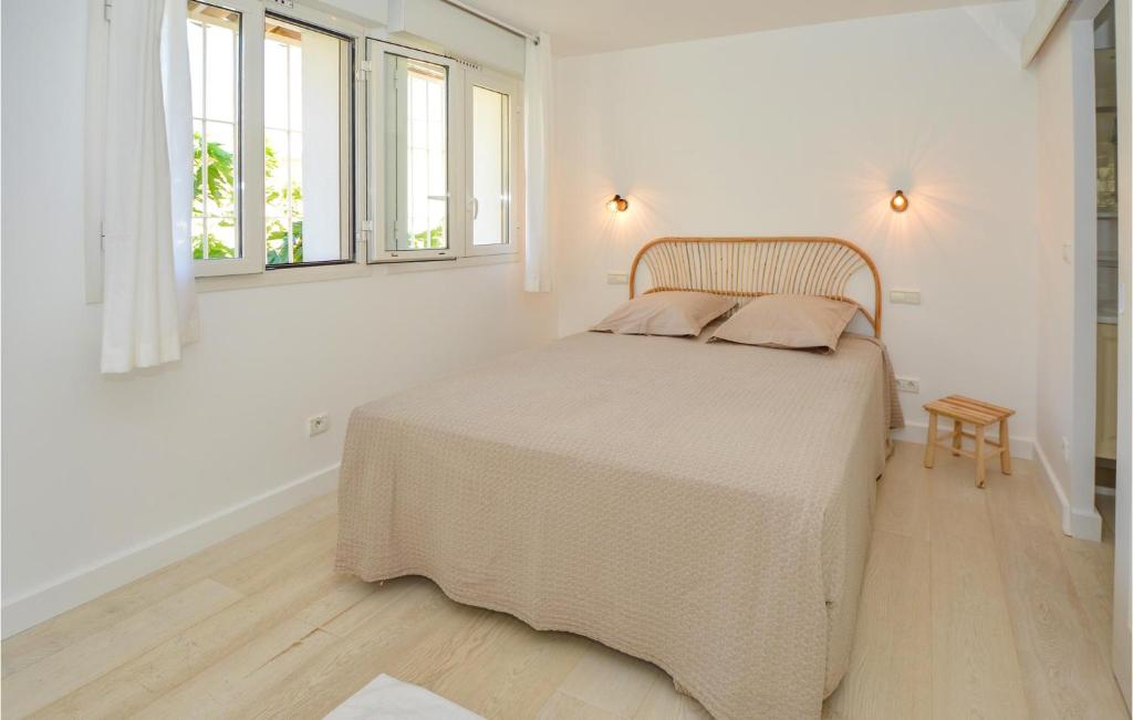 Posteľ alebo postele v izbe v ubytovaní 5 Bedroom Stunning Home In Valras-Plage