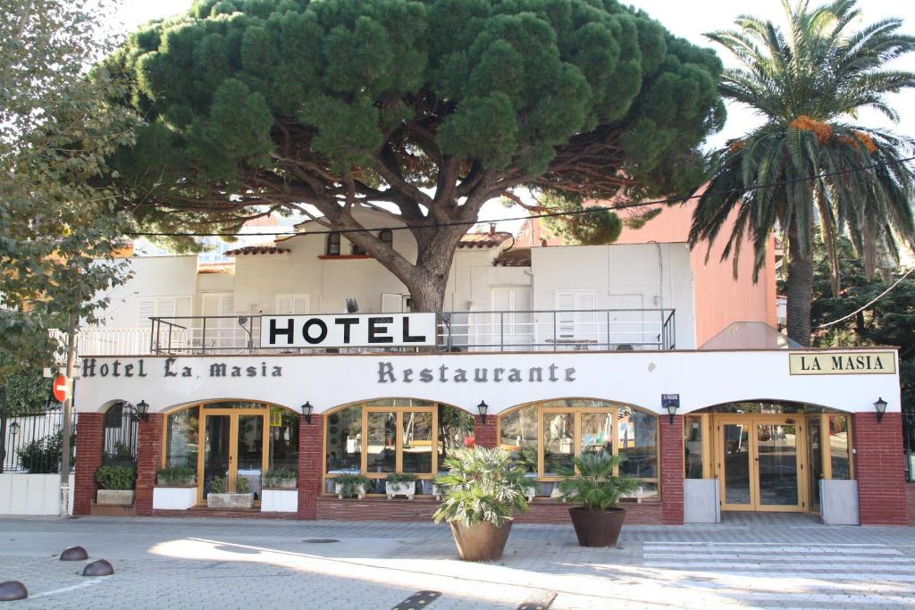 ポルトボウにあるHotel la Masiaの目の前に木があるホテル