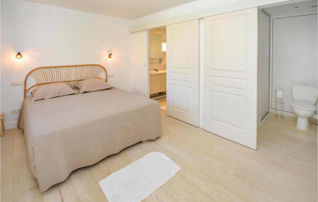 Posteľ alebo postele v izbe v ubytovaní 5 Bedroom Stunning Home In Valras-Plage
