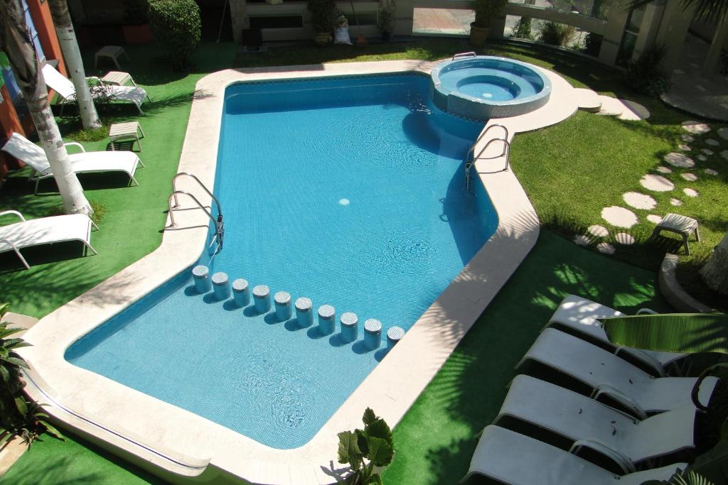 Bazén v ubytování Hotel Cuellar nebo v jeho okolí