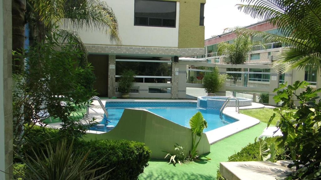 Bazén v ubytování Hotel Cuellar nebo v jeho okolí