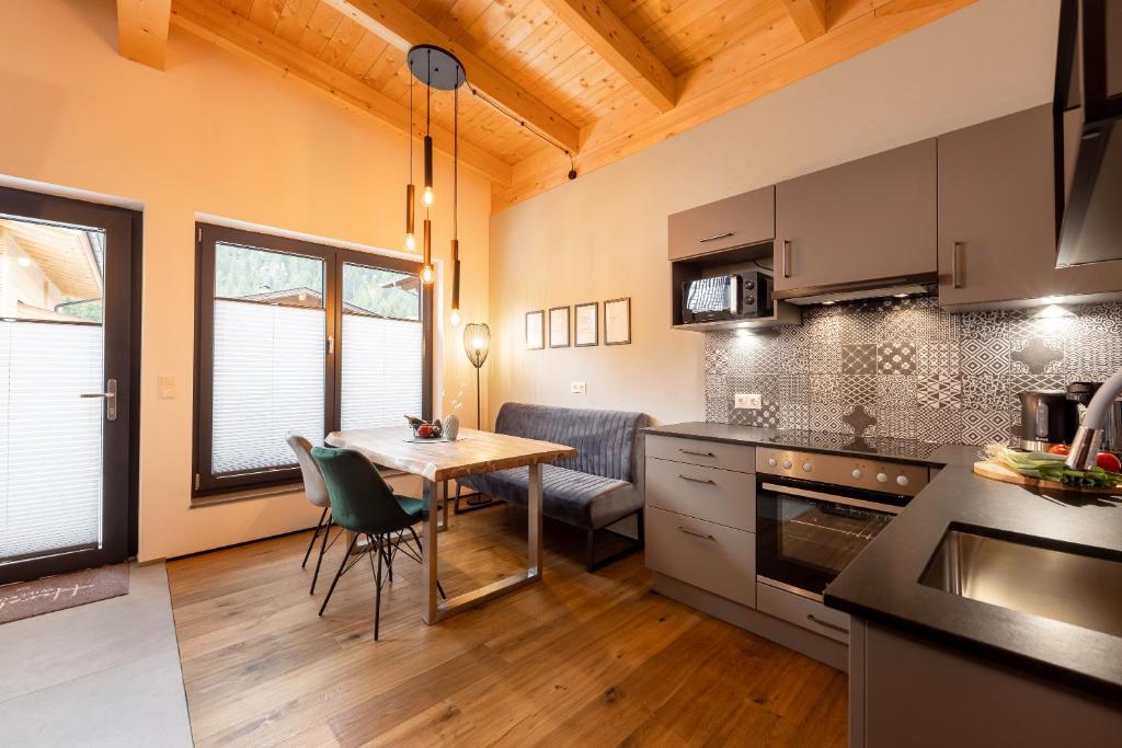 Kuchyň nebo kuchyňský kout v ubytování Fichtenlodge Stubaital