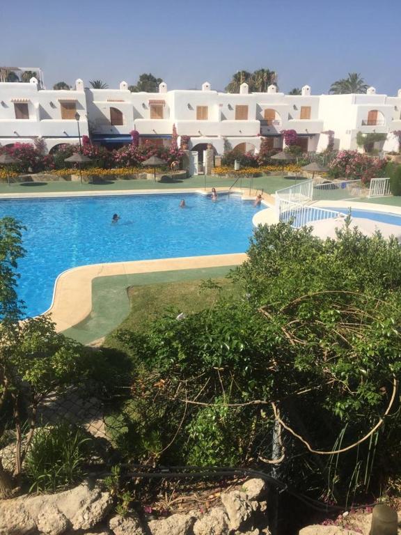 duży basen w ośrodku z osobami w nim w obiekcie Las marinas de Vera, Almeria w mieście Vera
