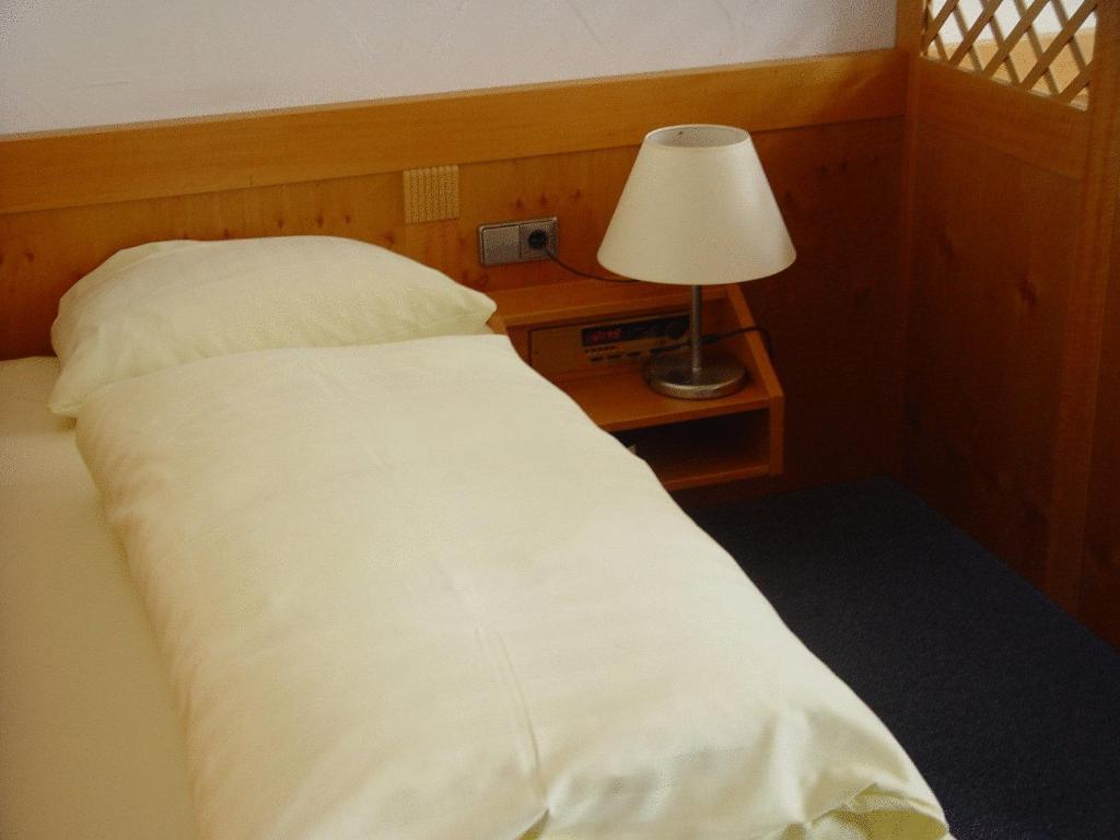 Llit o llits en una habitació de Gasthof zur Sonne