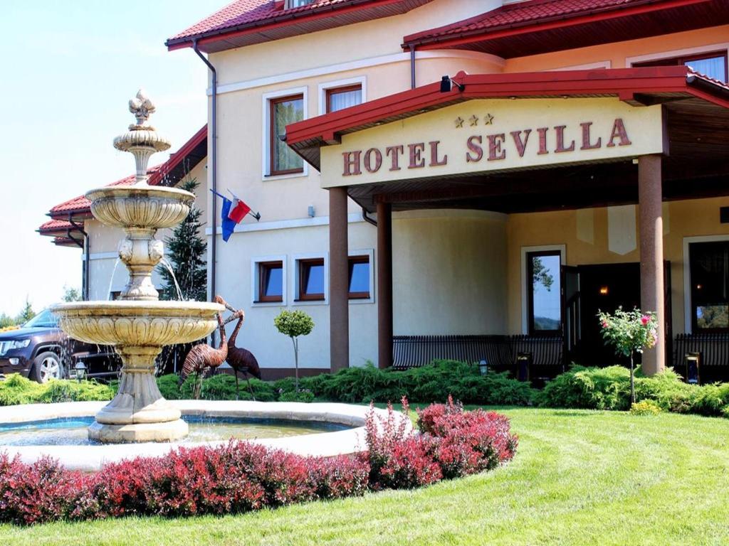 une fontaine en face d'un hôtel sylvania dans l'établissement Hotel Sevilla, à Rawa Mazowiecka