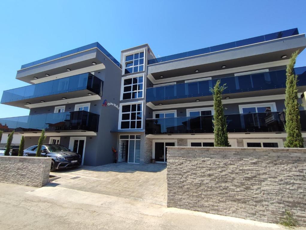 Luxury Apartments-LA Dino Maky