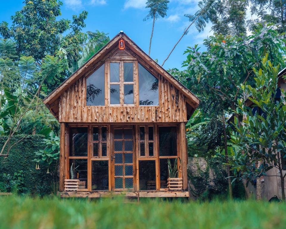 ein winziges Haus auf einem Feld gezeigt wird in der Unterkunft Banana Farm Eco Hostel in Arusha