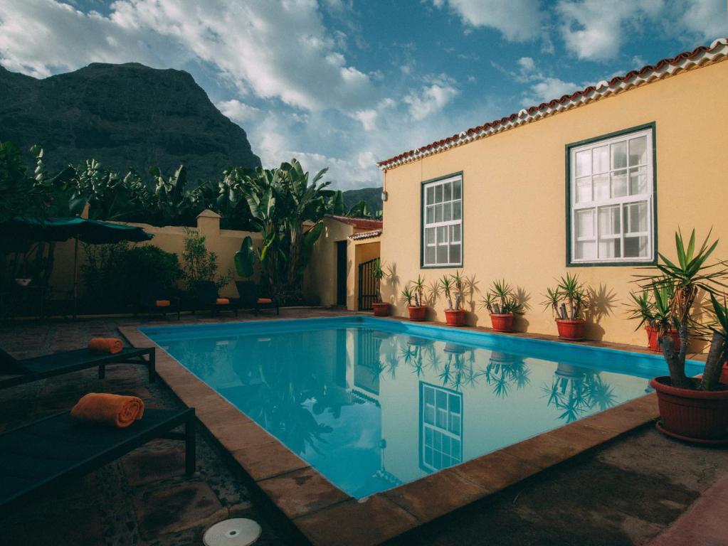 a large swimming pool in a backyard at Hotel Rural La Casa Amarilla in Los Silos