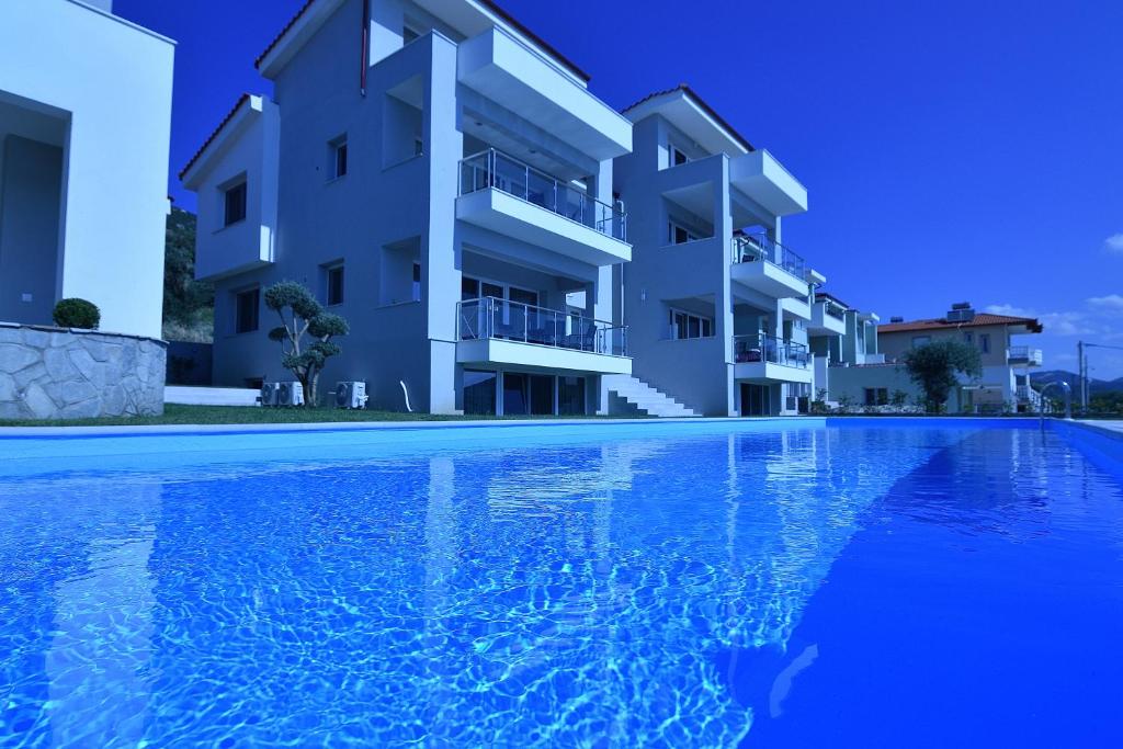 Bild eines Apartmentgebäudes mit Pool in der Unterkunft Eleonas View Suites in Elevtheraí