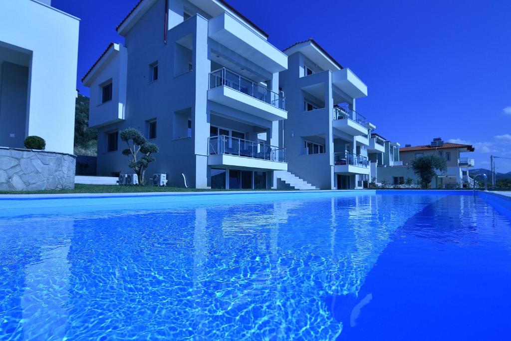 una imagen de un edificio de apartamentos con piscina en Eleonas View Suites en Eleftheres