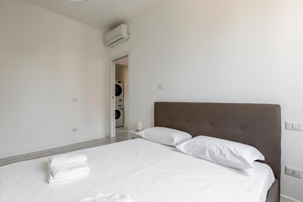 Posteľ alebo postele v izbe v ubytovaní Garibaldi & Gae Aulenti Modern Apt with Private Parking!