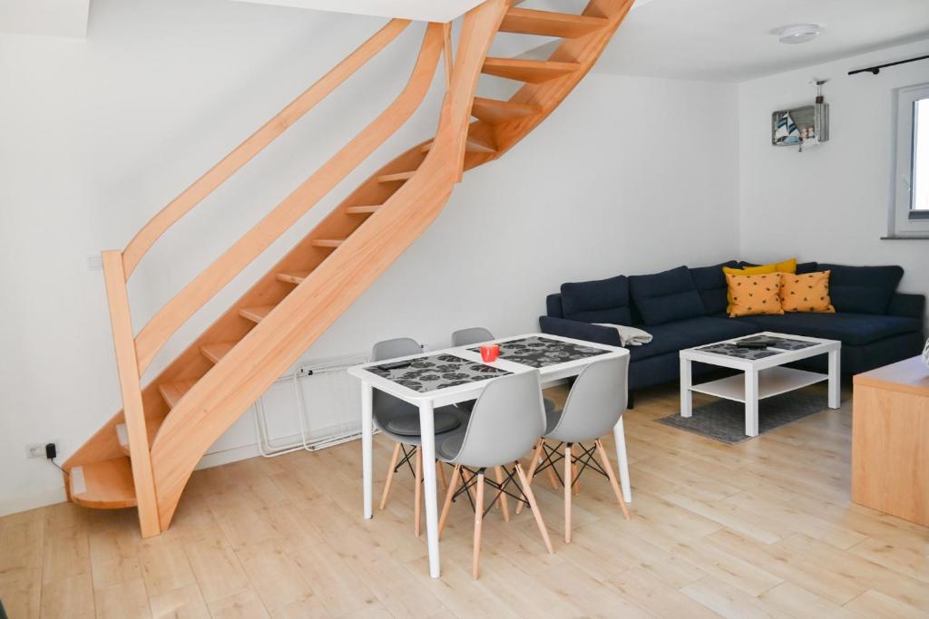 Część wypoczynkowa w obiekcie Komfortowy apartament dwupoziomowy w cichej okolicy