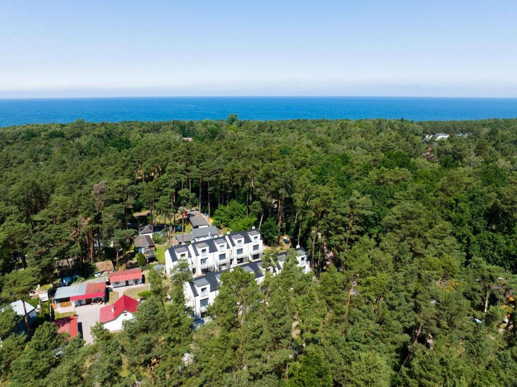z góry widok na dom na wzgórzu nad oceanem w obiekcie Komfortowy apartament dwupoziomowy w cichej okolicy w Pobierowie