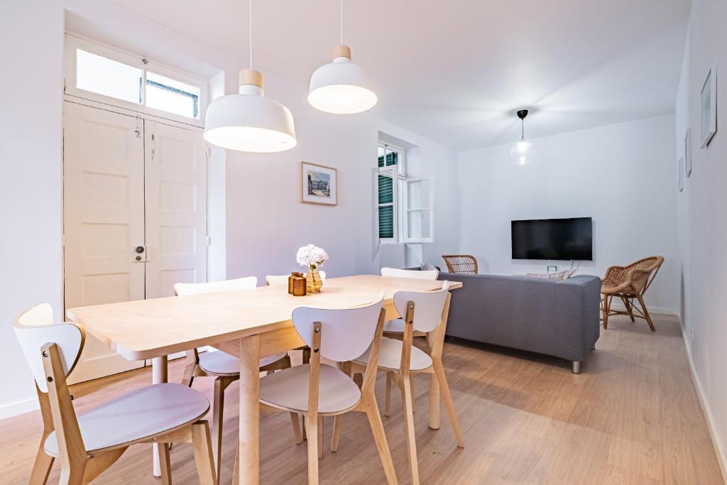 comedor y sala de estar con mesa y sillas en CASA DA ROCHINHA, en Funchal