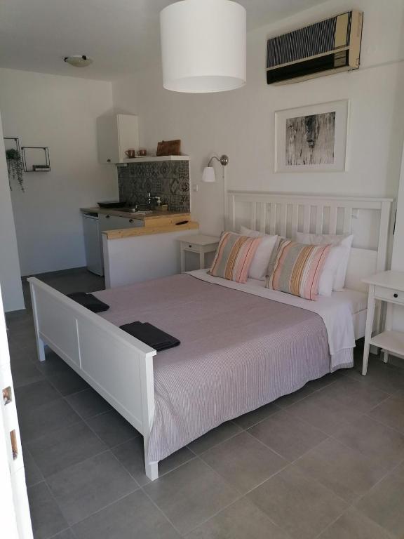 Postel nebo postele na pokoji v ubytování Studios Margaret, Poros Island